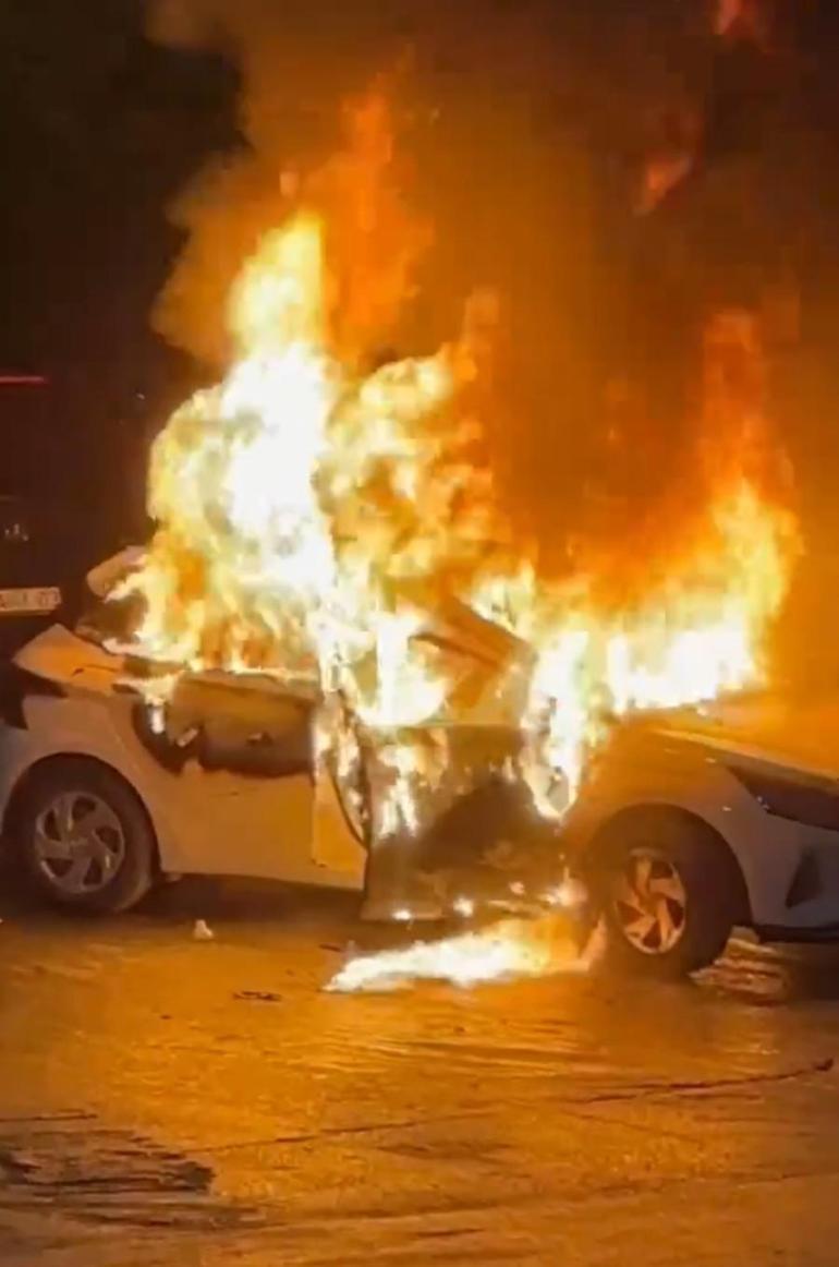 Sultangazide park halindeki otomobil alev alev yandı