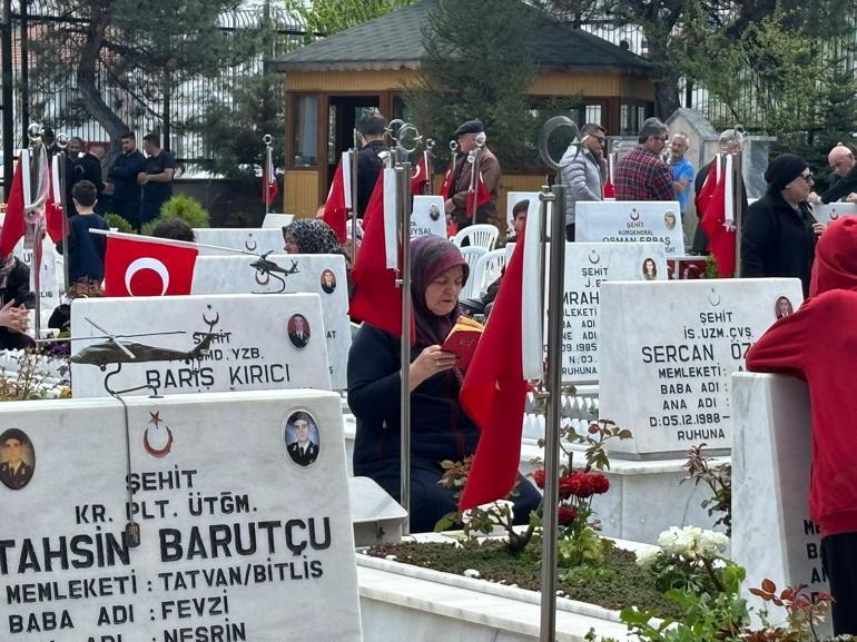 Ankarada arife gününde şehitlikler ziyaretçilerle doldu