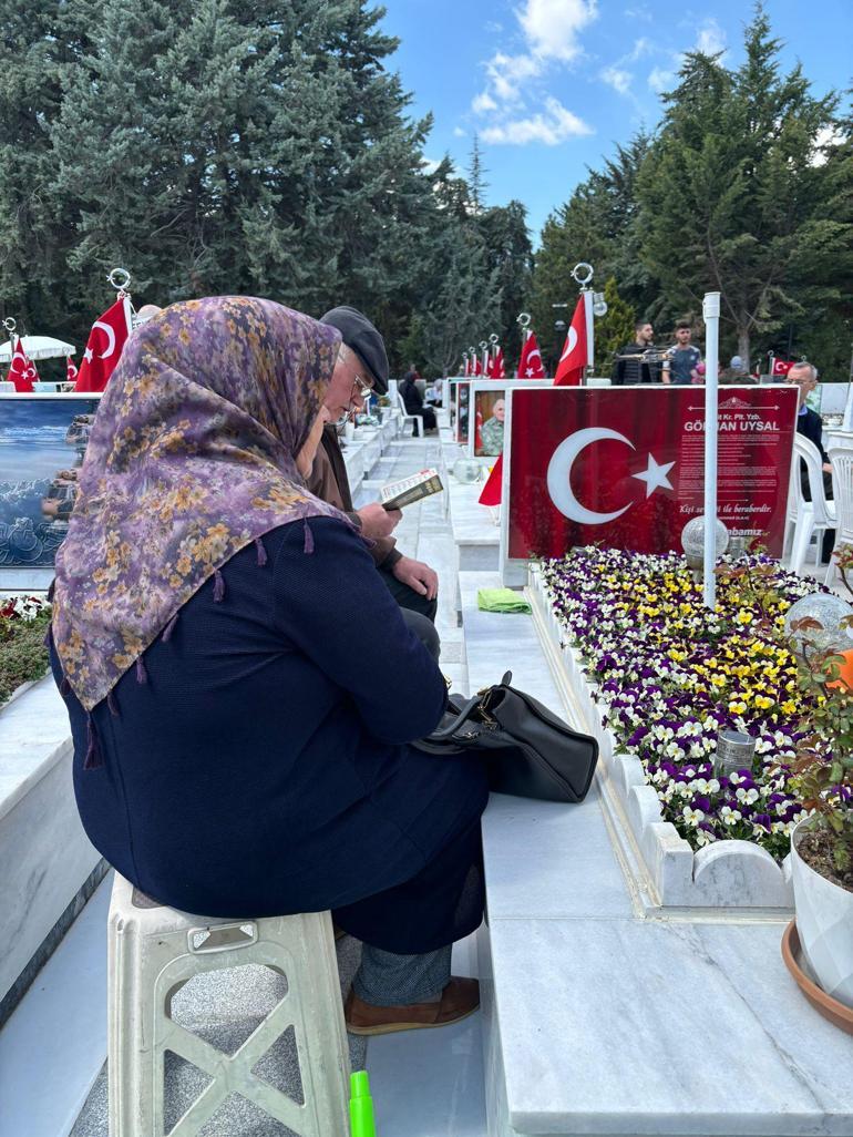 Ankarada arife gününde şehitlikler ziyaretçilerle doldu