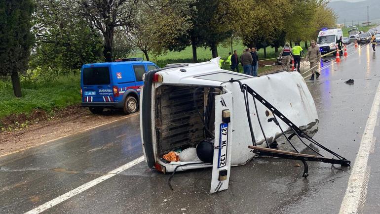 Gaziantepte kamyonet ile otomobil çarpıştı: 2 ölü, 5 yaralı