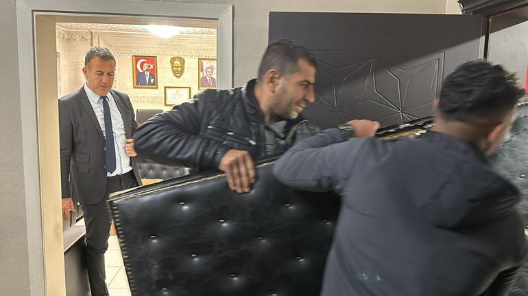 Mazbatasını alan Savur Belediye Başkanı AK Partili Hamidi, makam odasının kapısını söktürdü