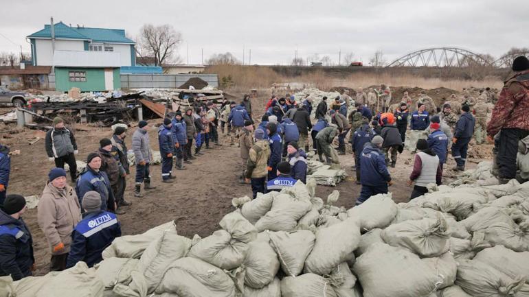 Rusya ve Kazakistan’da binlerce kişinin tahliye edildiği selde son durum
