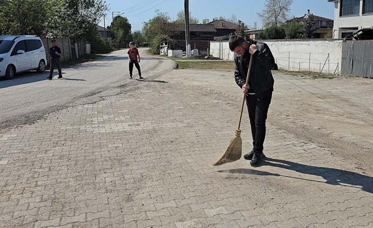 Yeni seçilen muhtar öncü oldu, köyü imece usulü temizlediler