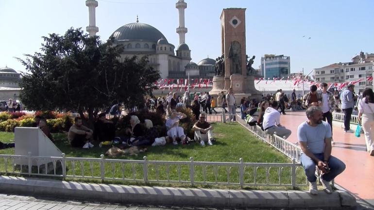 Ramazan Bayramının son gününde İstiklal Caddesinde insan seli