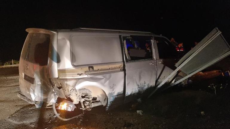 Diyarbakırda otomobil ile minibüs çarpıştı: 13 yaralı