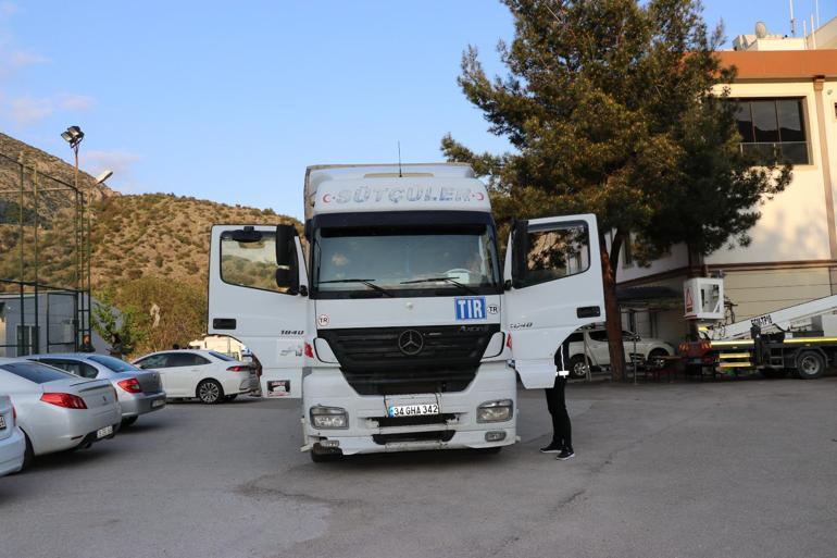 Bakır yüklü TIRın dorsesinden 64 kaçak göçmen çıktı