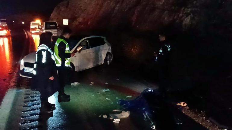 Otomobil, kaza yapan araca çarptı: 2 ölü 7 yaralı