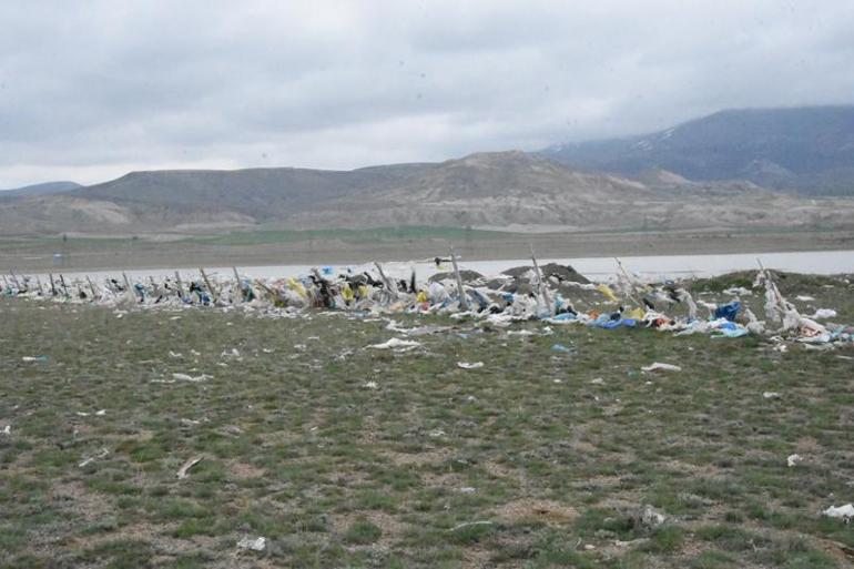 İlçenin 30 yıllık çöpü, rüzgarla 10 kilometrelik araziye yayıldı