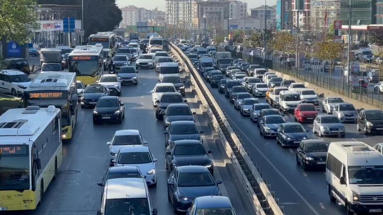 İstanbulda bayram tatilinin ardından ilk iş gününde trafik yoğunluğu oluştu