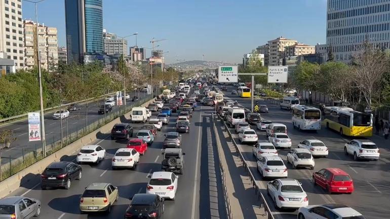 İstanbulda bayram tatilinin ardından ilk iş gününde trafik yoğunluğu oluştu