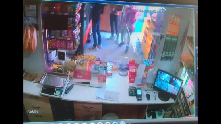 Bakkal namaz kılarken dükkandan hırsızlık kamerada