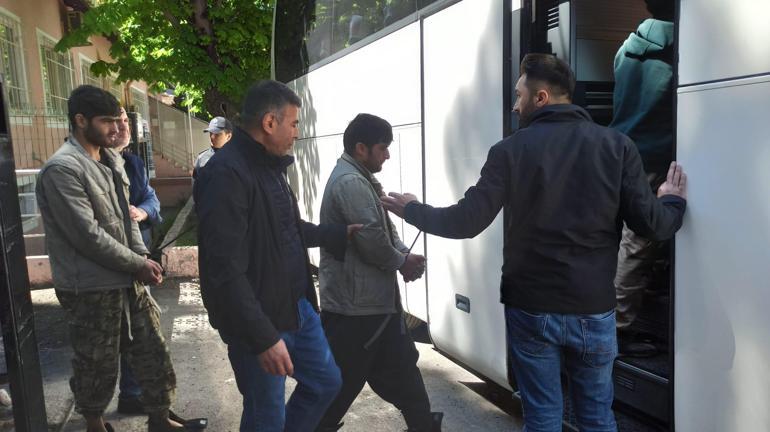 Demir korkulukları söküp kaçan 25 göçmenden 24’ü yakalandı, bakanlık soruşturma başlattı