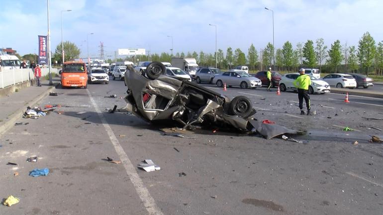 Bağcılarda 5 aracın karıştığı zincirleme kazada 2 kişi yaralandı