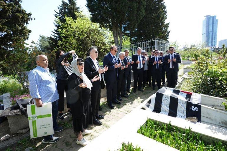 Beşiktaşta başkan Arat ve yönetimi Hakkı Yeteni mezarı başında andı