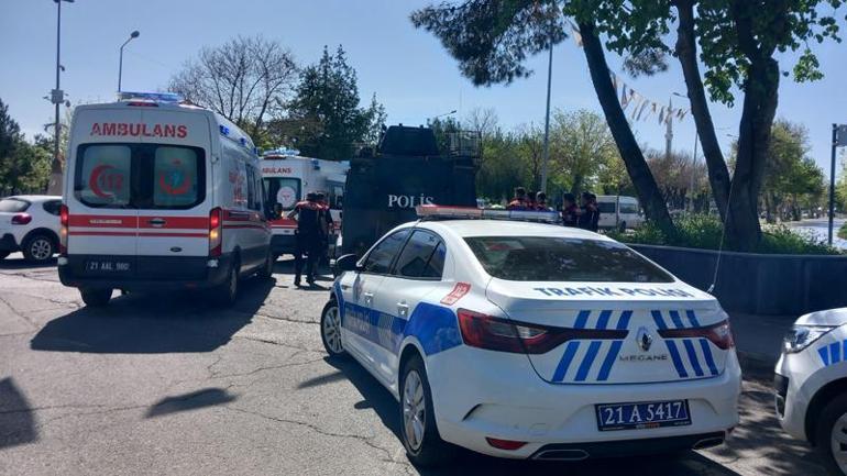 Otomobil, Yunus ekibinin motosikletine çarptı: 2 polis yaralı