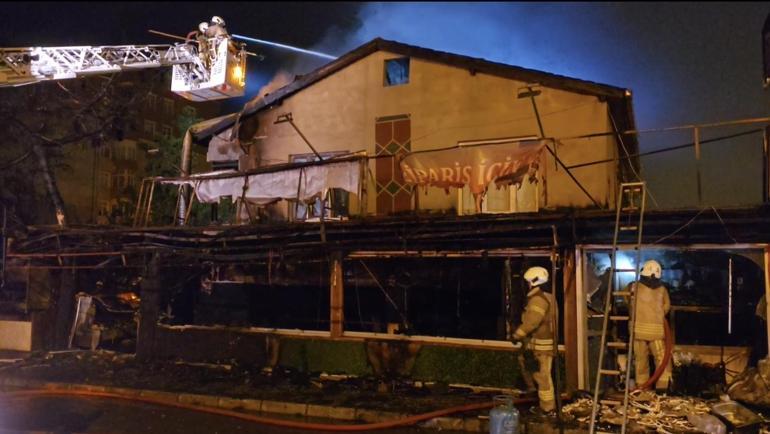 Maltepede restoranda başlayan yangın, otomobile ve bitişiğindeki binaya sıçradı