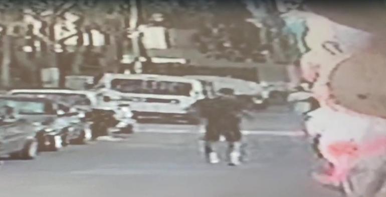 İzmirde iki arkadaşın bıçaklı kavgasının görüntüleri ortaya çıktı; 1 ölü, 1 yaralı