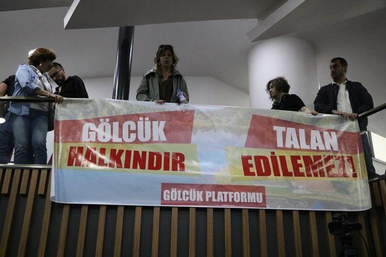 Eşi belediyeye karşı protesto eylemine katıldı; Tanju Özcan Ben de seni protesto ediyorum dedi