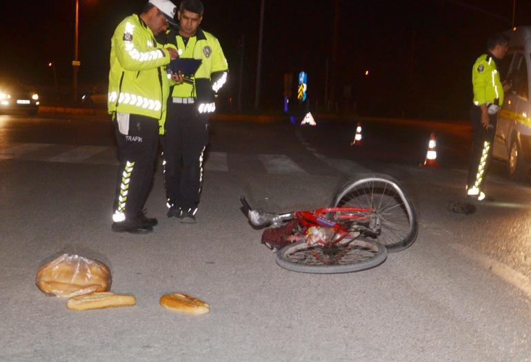 Otomobilin çarpıp kaçtığı bisiklet sürücüsü öldü; ekmekleri etrafa saçıldı