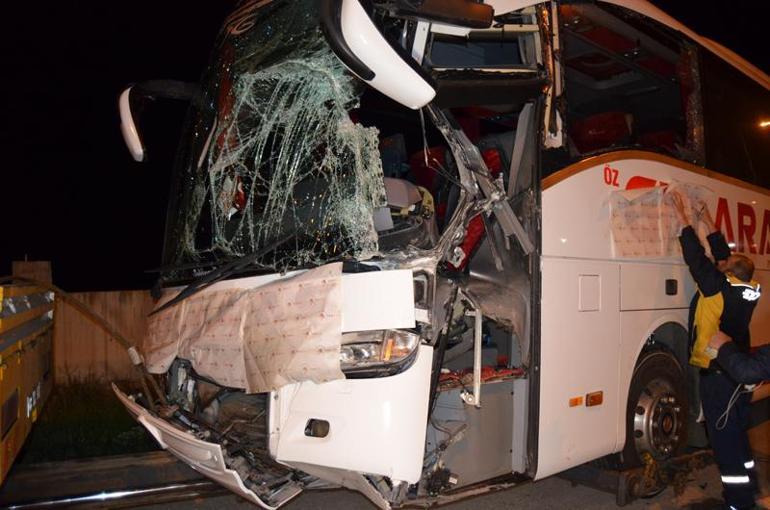 TIRla çarpışan otobüs, öğrenci yurdunun duvarına çarptı: 3 yaralı