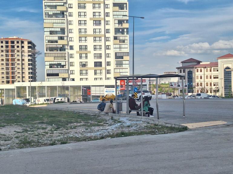 Ankarada otomobilin otobüs durağına çarpması kamerada; 3 yaralı