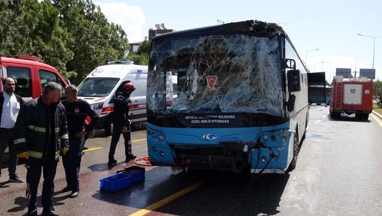 3ü halk otobüsü, 7 aracın karıştığı kazada 8 yaralı