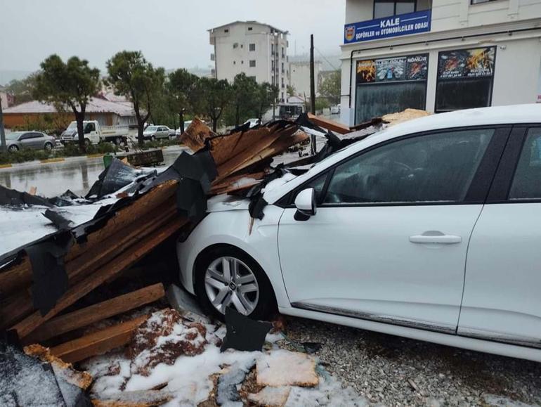 Denizlide kuvvetli rüzgar çatı uçurdu, otomobiller zarar gördü