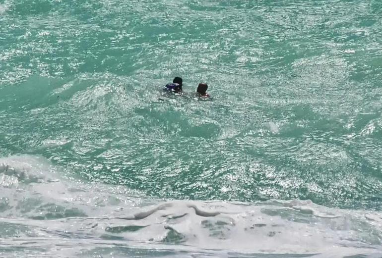 Dev dalgalara aldırış etmeyip denize giren Bedirhanı insansız cankurtaran robotu kurtardı