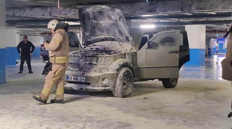 İstinyede AVM otoparkında araç yangını; dumanlar AVMnin içini kapladı
