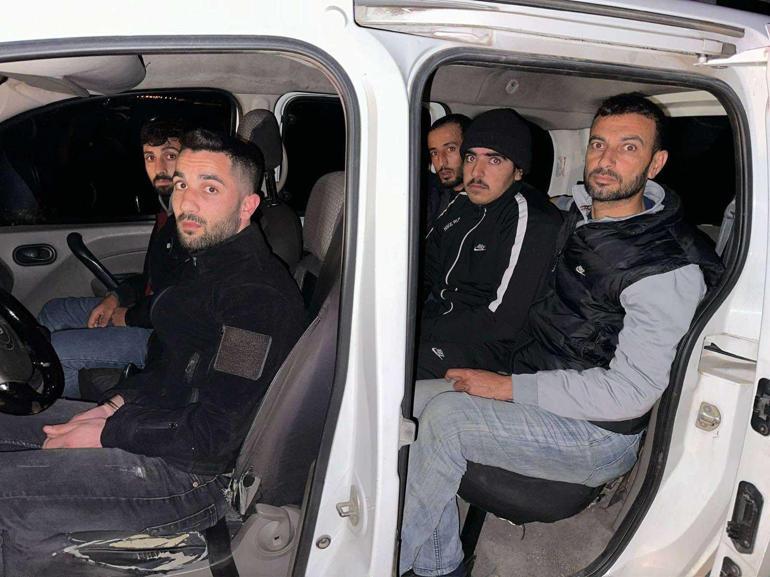 Hafif ticari araçtaki 13 kaçak göçmen ile 1 organizatör yakalandı