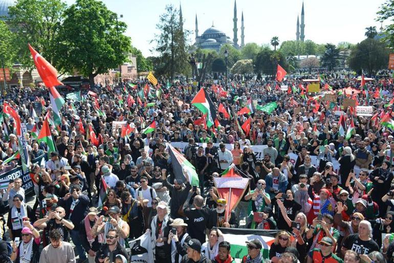 Binlerce kişi Beyazıt Meydanından Ayasofya Cami önüne kadar yürüyerek İsraili protesto etti