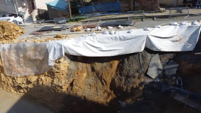 Arnavutköyde temel kazısı sırasında yol çöktü, bir bina boşaltıldı