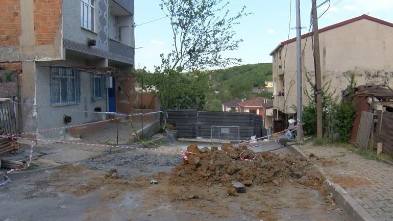 Arnavutköyde temel kazısı sırasında yol çöktü, bir bina boşaltıldı