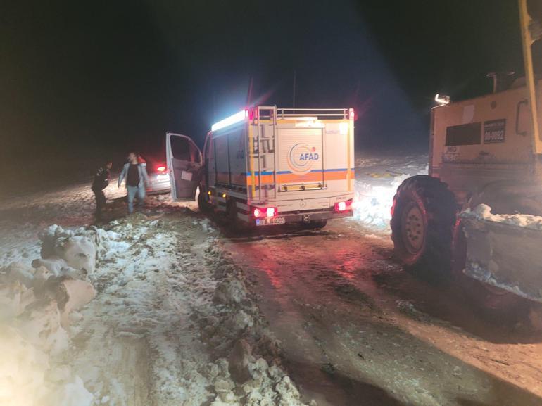 Bayburtta karlı dağ yolunda mahsur kalan 4 turist kurtarıldı
