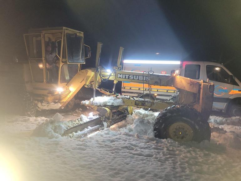 Bayburtta karlı dağ yolunda mahsur kalan 4 turist kurtarıldı