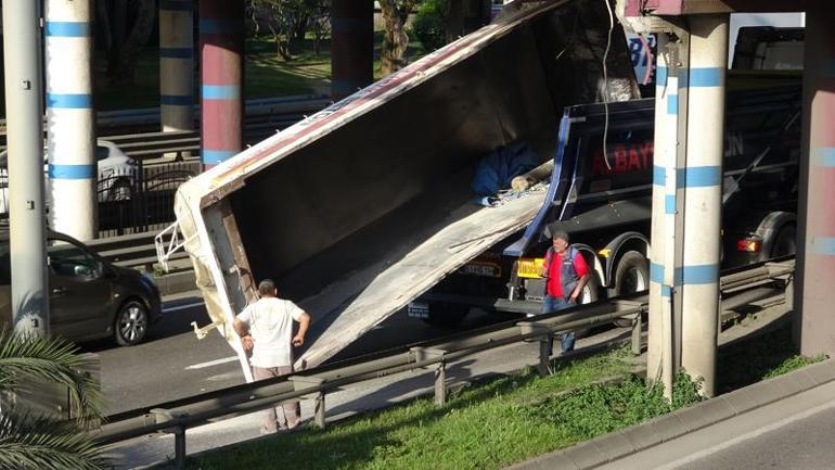 TIR’ın taşıdığı kamyon kasası köprüye çarptı