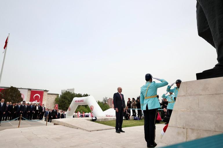Kurtulmuş, TBMMdeki Atatürk Anıtına çelenk bıraktı