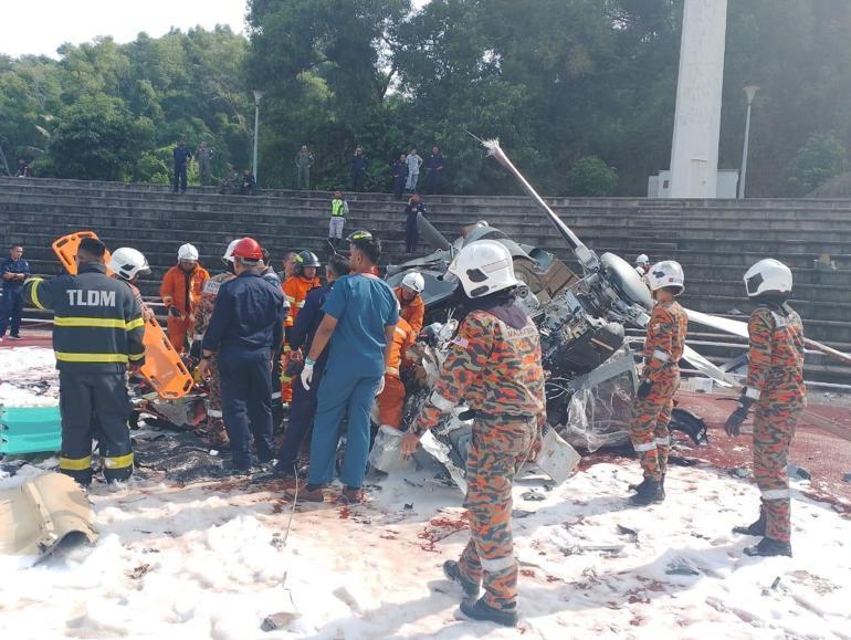 Malezya’da iki askeri helikopter çarpıştı: 10 ölü