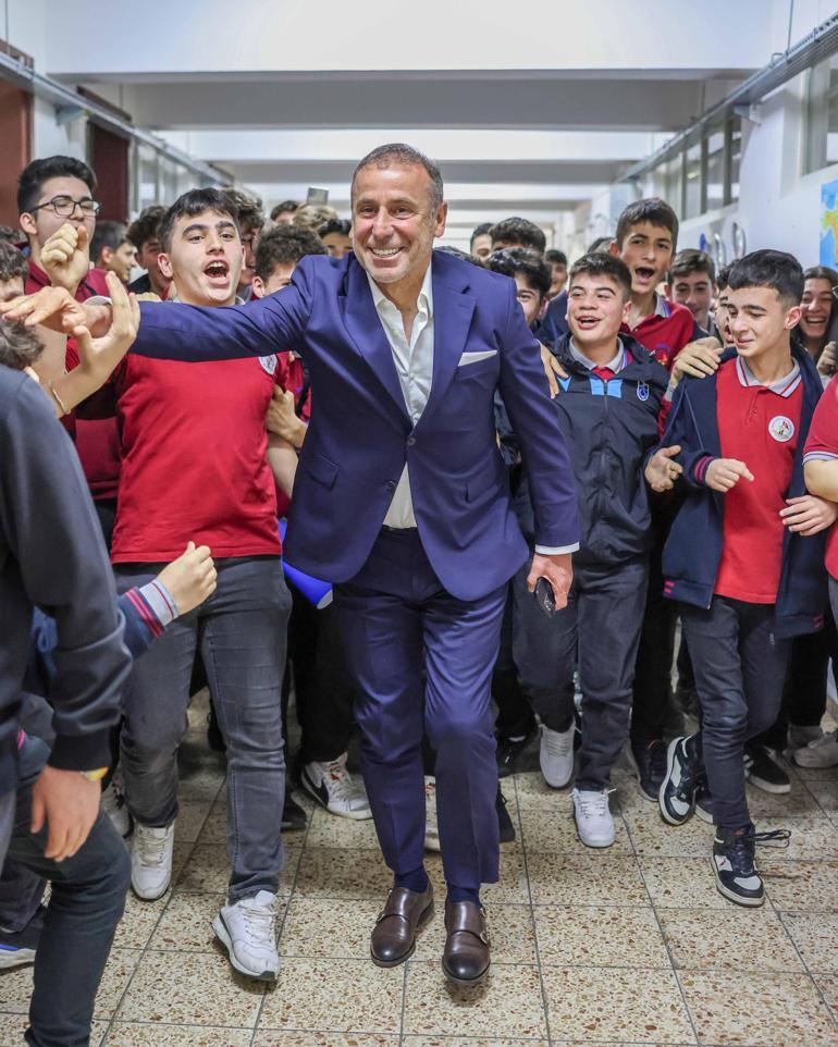 Trabzonspor Teknik Direktörü Avcı öğrencilerle bir araya geldi