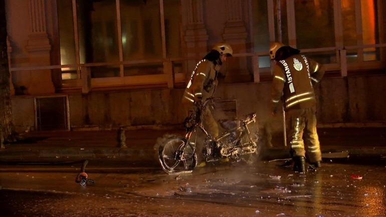 Beyoğlunda, polis denetimi sırasında sinir krizi geçiren sürücü motosikletini ateşe verdi