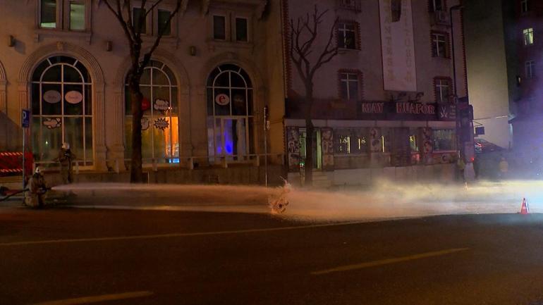 Beyoğlunda, polis denetimi sırasında sinir krizi geçiren sürücü motosikletini ateşe verdi