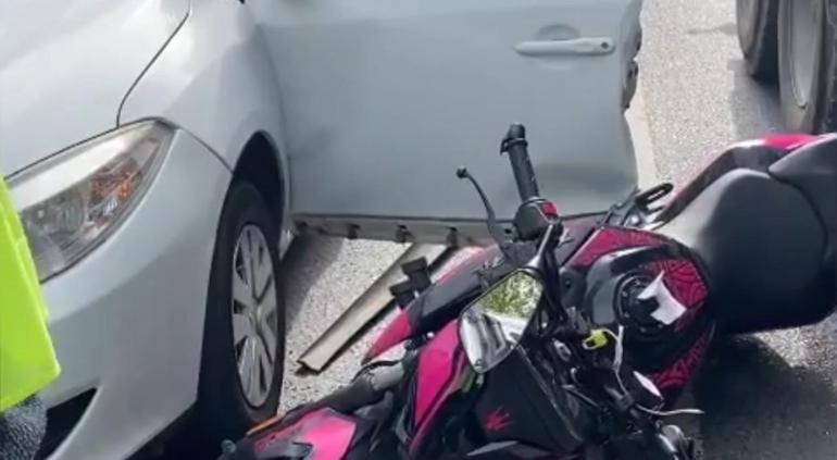Sultangazide motosiklet sürücüsü otomobilin açılan kapısına çarptı