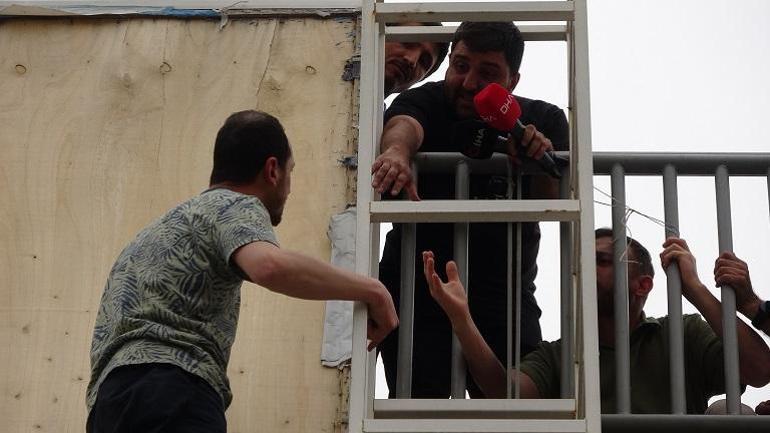 Ağabeyinin tutukluluğunu protesto için üst geçide çıktı, 2 saat sonra gazeteciler ikna etti