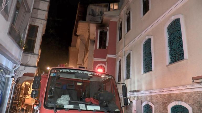 Fatihte, 4 katlı binanın ikinci katında çıkan yangında 2 kişi dumandan etkilendi