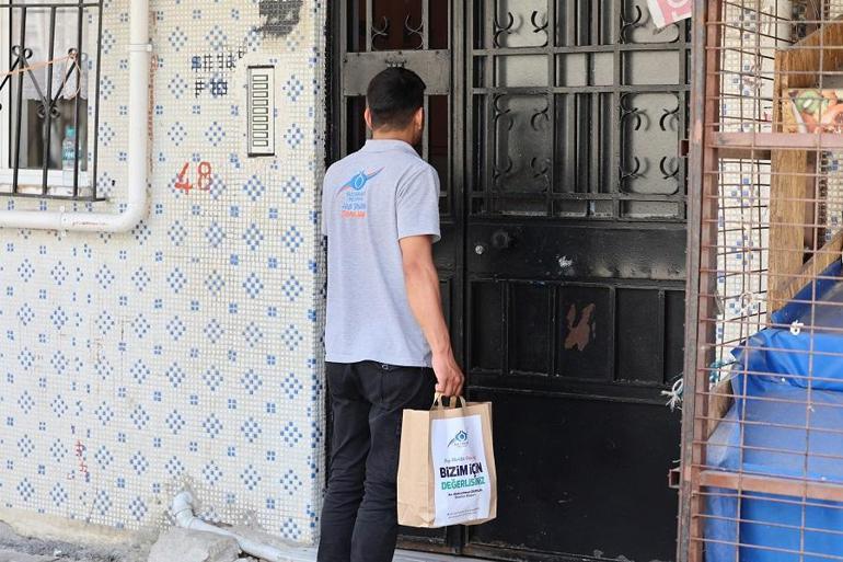 Sultangazi Belediyesi ihtiyaç sahiplerine sıcak yemek dağıtıyor
