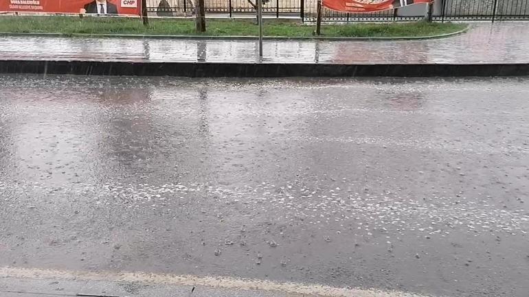 Silivri’de sağanak yağış etkili oldu