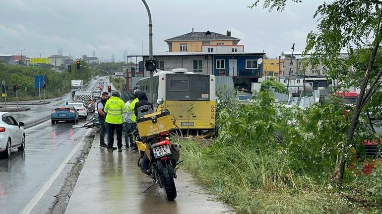 Ümraniyede İETT otobüsü iş yerinin bahçesine girdi