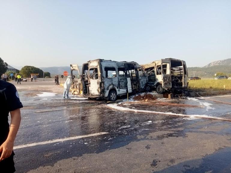 Muğlada çarpışan 2 minibüsün alev alev yanması kamerada: 14 yaralı