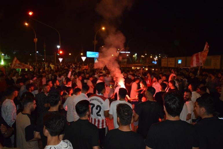 2’nci lige yükselen Batman Petrolsporu taraftarlar kentte coşkuyla karşıladı