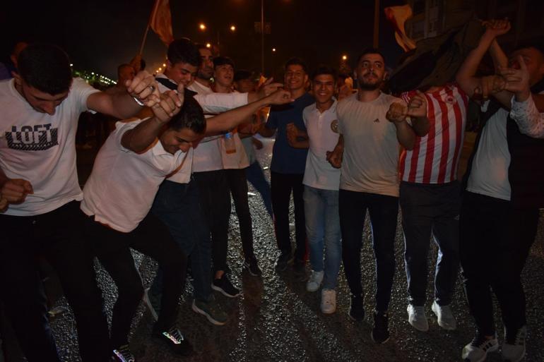 2’nci lige yükselen Batman Petrolsporu taraftarlar kentte coşkuyla karşıladı